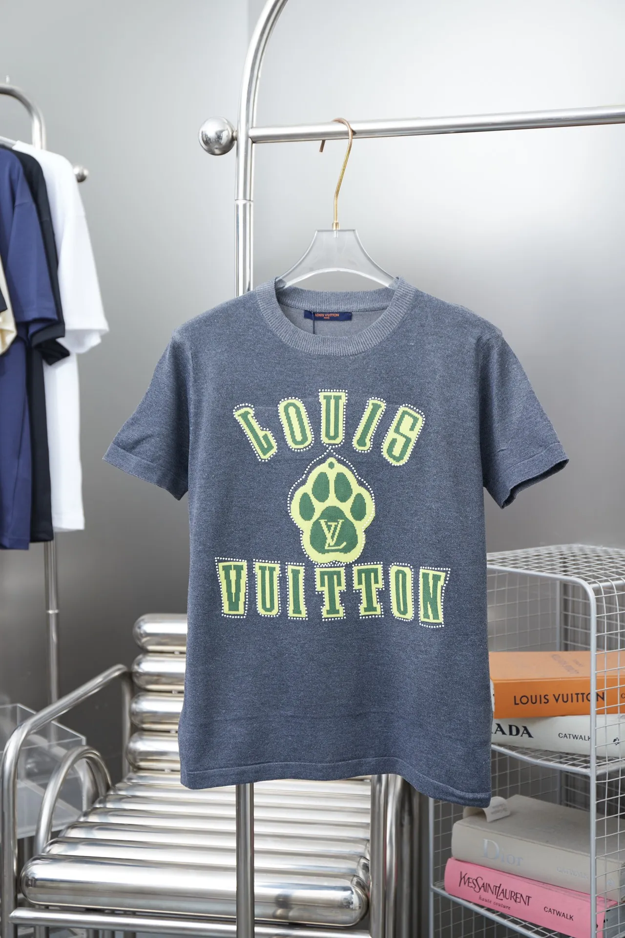 🅿️200 Louis LV 25ss spring and summer new style Intarsia pet series sole knitted short sleeves Light luxury essential item for daily commuting for men and women Correct version Welcome to compare Detailed features · High-viscosity cotton woolen fabric, high count cotton is added, dry and avoid stuffiness · Cute dog paw prints are used to highlight the Akebia style · Brilliant beading delicately depicts the edge of the pattern · Double-needle stitching across the seams · Original main mark, washed tag, brand moisture-proof paper packaging Color: Gray Size: S/M/L/XL